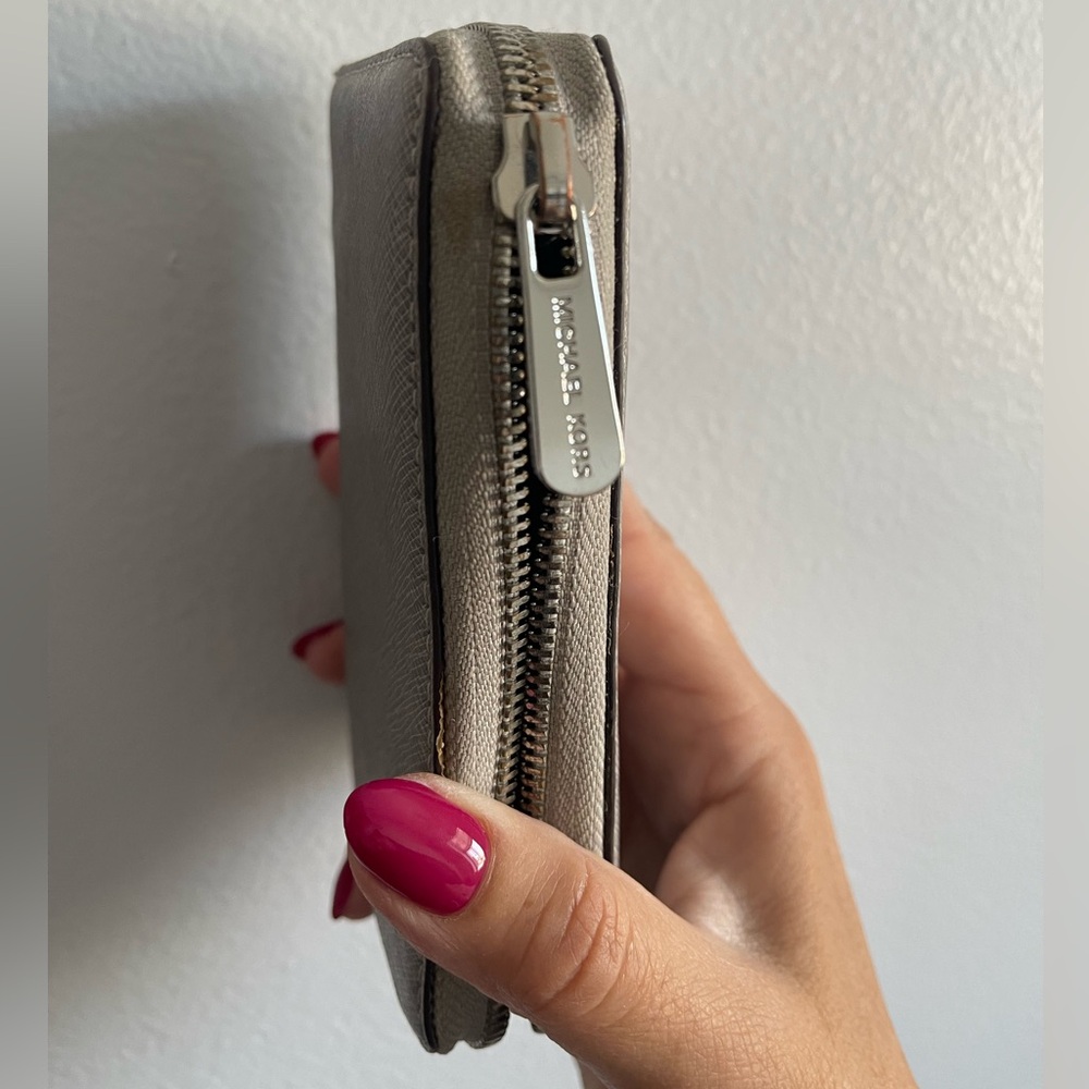 Michael Kors Silver Gray Wallet Euc - image 5